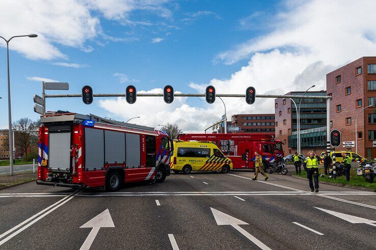 Lesmotoren botsen op elkaar op IJsselallee: motorrijders gewond - Foto: Peter Denekamp