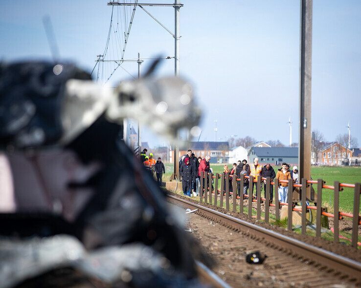 Treinreizigers verlaten de trein na het ongeval. - Foto: Hugo Janssen
