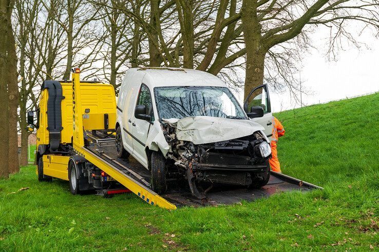 Automobilist rijdt van talud A28, zwaargewond naar ziekenhuis,  vermoedelijk drank in het spel - Foto: Peter Denekamp