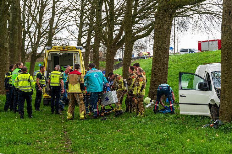 Automobilist rijdt van talud A28, zwaargewond naar ziekenhuis,  vermoedelijk drank in het spel - Foto: Peter Denekamp