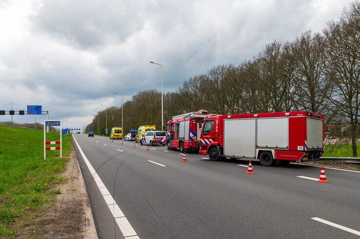 Automobilist rijdt van talud A28, zwaargewond naar ziekenhuis,  vermoedelijk drank in het spel - Foto: Peter Denekamp