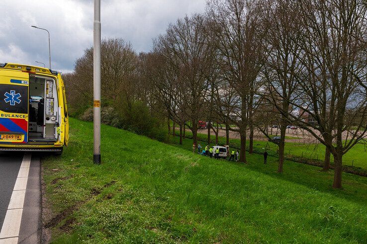 Automobilist rijdt van talud A28, zwaargewond naar ziekenhuis,  vermoedelijk drank in het spel - Foto: Peter Denekamp