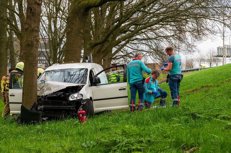 Automobilist rijdt van talud A28, zwaargewond naar ziekenhuis,  vermoedelijk drank in het spel - Foto: Peter Denekamp