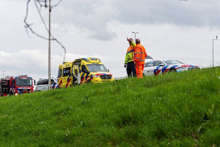 Automobilist rijdt van talud A28, zwaargewond naar ziekenhuis,  vermoedelijk drank in het spel - Foto: Peter Denekamp