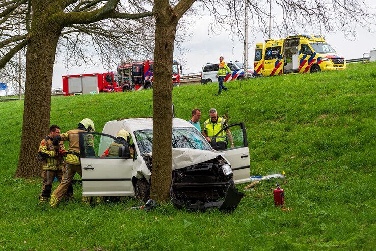 Automobilist rijdt van talud A28, zwaargewond naar ziekenhuis,  vermoedelijk drank in het spel - Foto: Peter Denekamp