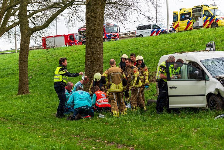 Automobilist rijdt van talud A28, zwaargewond naar ziekenhuis,  vermoedelijk drank in het spel - Foto: Peter Denekamp