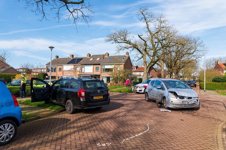 Blikschade bij de botsing op de kruising in Zwolle-Zuid. - Foto: Peter Denekamp