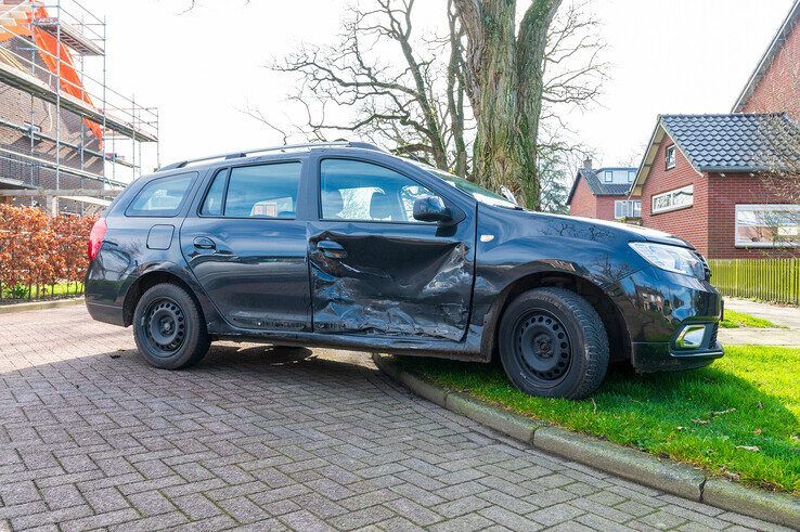 Flinke blikschade bij botsing tussen twee auto’s in Zwolle-Zuid - Foto: Peter Denekamp