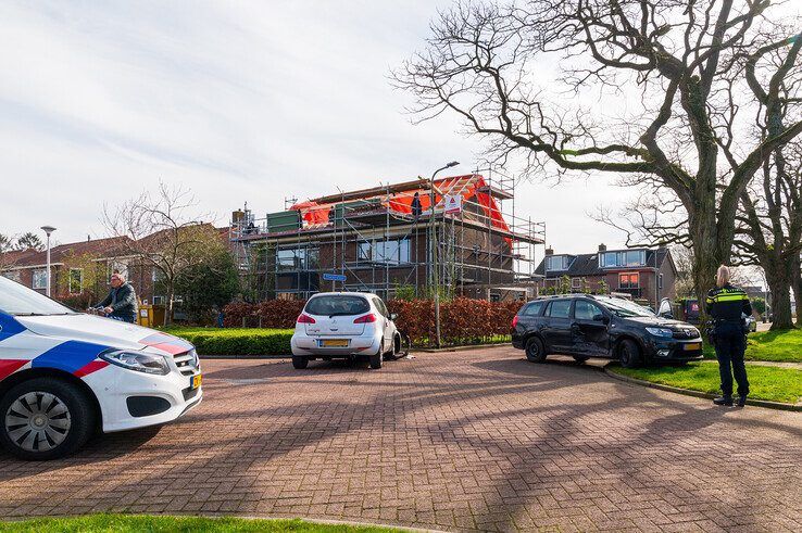 Flinke blikschade bij botsing tussen twee auto’s in Zwolle-Zuid - Foto: Peter Denekamp