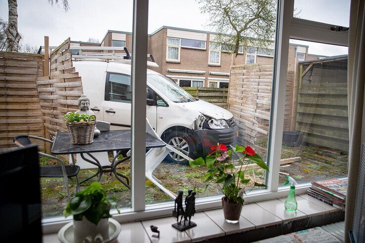 De witte bestelwagen in de achtertuin van de woning. - Foto: Hugo Janssen