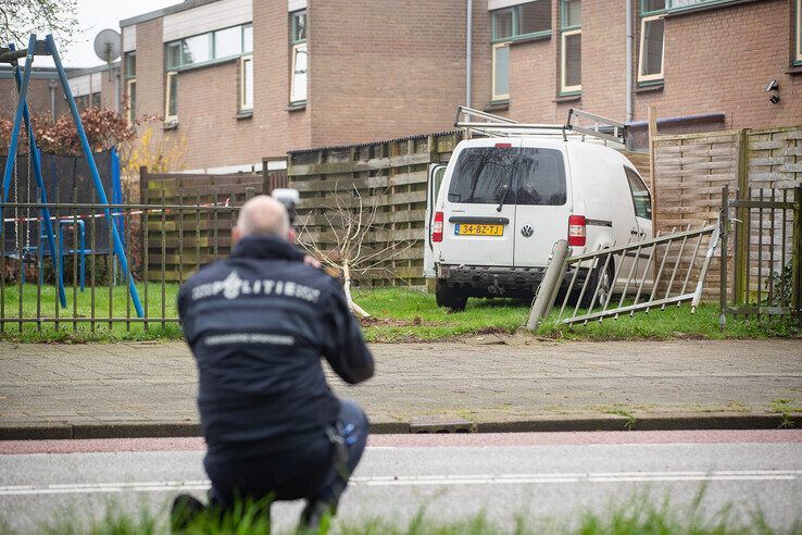 Auto crasht in tuin van woning Aa-landen waarna er wordt gestoken, een verdachte opgepakt - Foto: Hugo Janssen