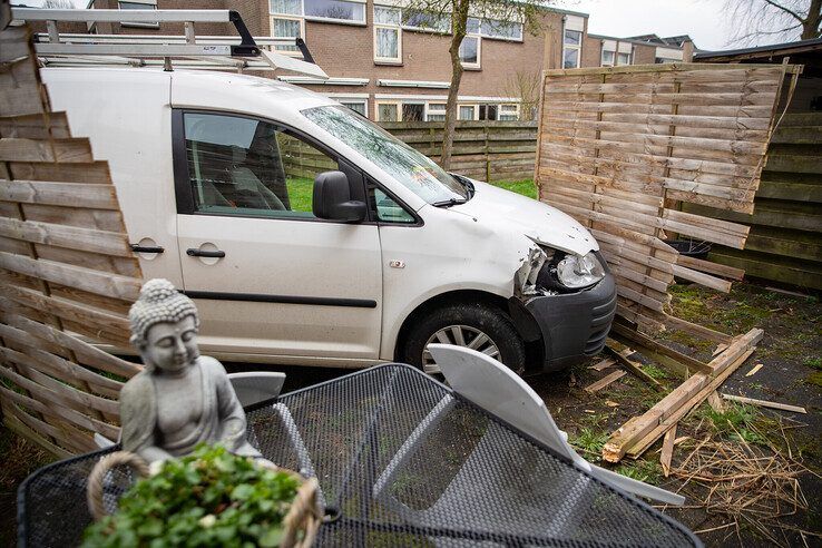 Auto crasht in tuin van woning Aa-landen waarna er wordt gestoken, een verdachte opgepakt - Foto: Hugo Janssen