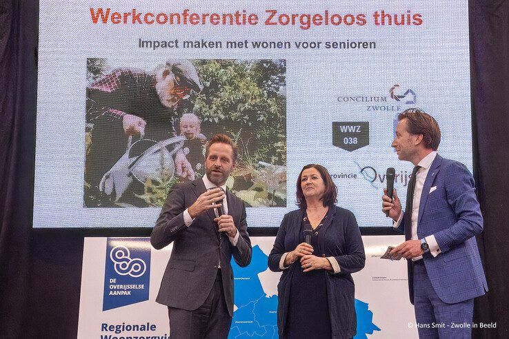 Ministers De Jonge en Helder wonen ondertekening woonzorgvisie in Zwolle bij - Foto: Hans Smit