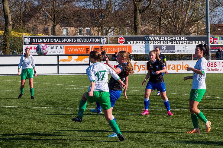 In beeld: Prijsschieten voor ZAC-vrouwen tegen degradatiekandidaat - Foto: Peter Denekamp