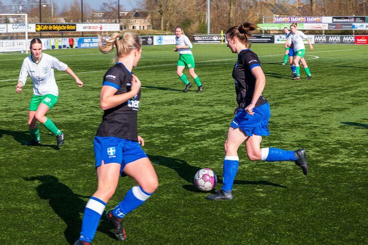 In beeld: Prijsschieten voor ZAC-vrouwen tegen degradatiekandidaat - Foto: Peter Denekamp