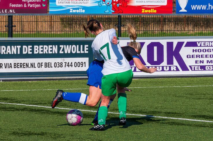 In beeld: Prijsschieten voor ZAC-vrouwen tegen degradatiekandidaat - Foto: Peter Denekamp