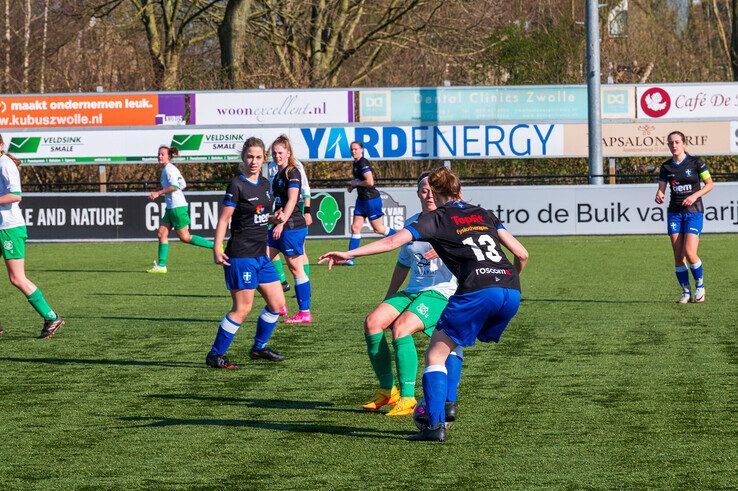 In beeld: Prijsschieten voor ZAC-vrouwen tegen degradatiekandidaat - Foto: Peter Denekamp