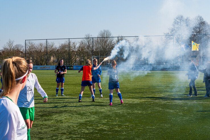 In beeld: Prijsschieten voor ZAC-vrouwen tegen degradatiekandidaat - Foto: Peter Denekamp