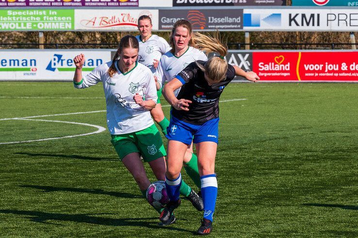 In beeld: Prijsschieten voor ZAC-vrouwen tegen degradatiekandidaat - Foto: Peter Denekamp