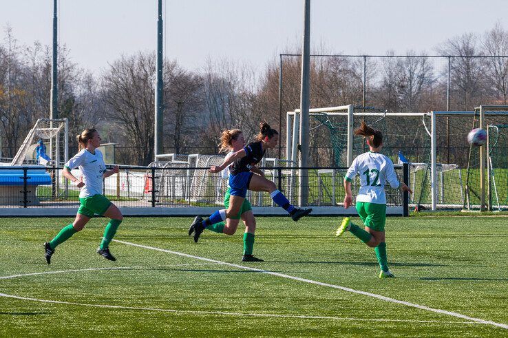 In beeld: Prijsschieten voor ZAC-vrouwen tegen degradatiekandidaat - Foto: Peter Denekamp