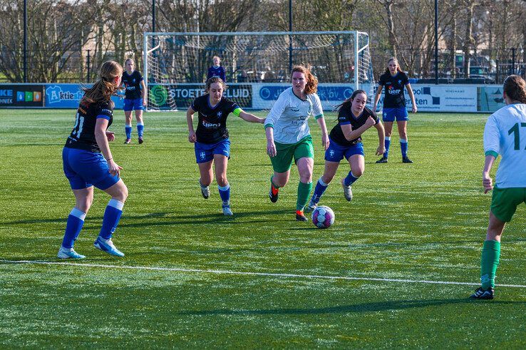 In beeld: Prijsschieten voor ZAC-vrouwen tegen degradatiekandidaat - Foto: Peter Denekamp