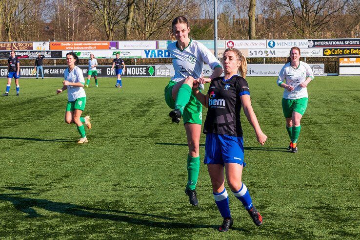 In beeld: Prijsschieten voor ZAC-vrouwen tegen degradatiekandidaat - Foto: Peter Denekamp