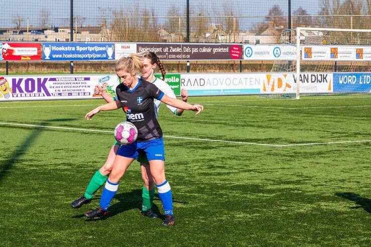 In beeld: Prijsschieten voor ZAC-vrouwen tegen degradatiekandidaat - Foto: Peter Denekamp