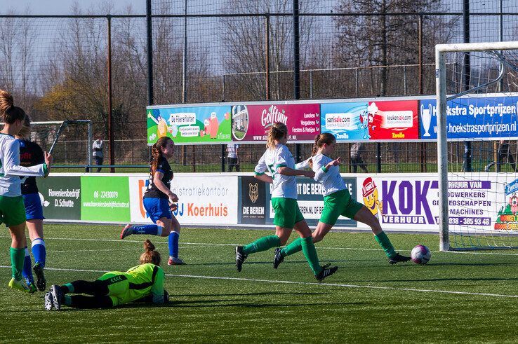 In beeld: Prijsschieten voor ZAC-vrouwen tegen degradatiekandidaat - Foto: Peter Denekamp