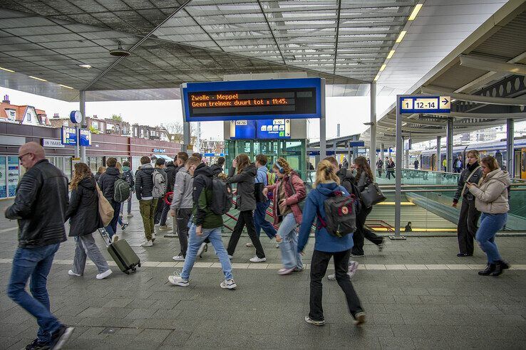 Reizigers op station Zwolle kunnen niet naar het noorden reizen. - Foto: Obbe Bakker