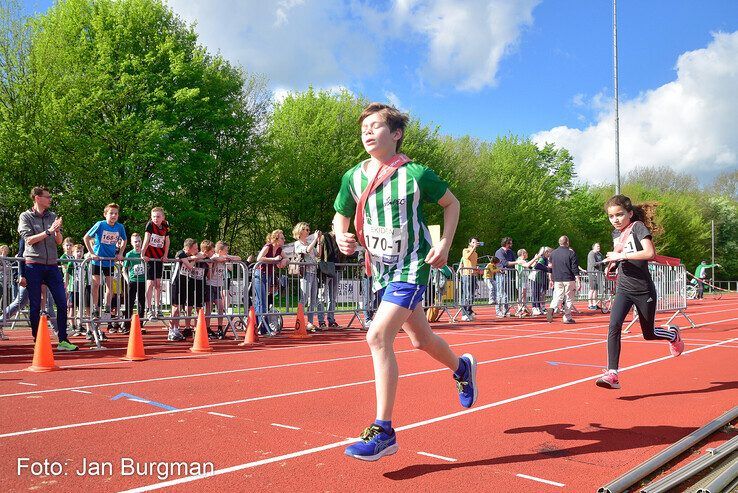 In beeld: Kinderen tot 12 jaar debuteren bij Ekiden Zwolle - Foto: Jan Burgman