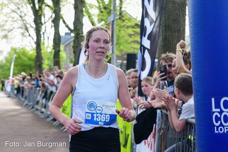 Fleur Baljet, winnaar van de 5 Mijl van Zwolle-Zuid bij de dames. - Foto: Jan Burgman