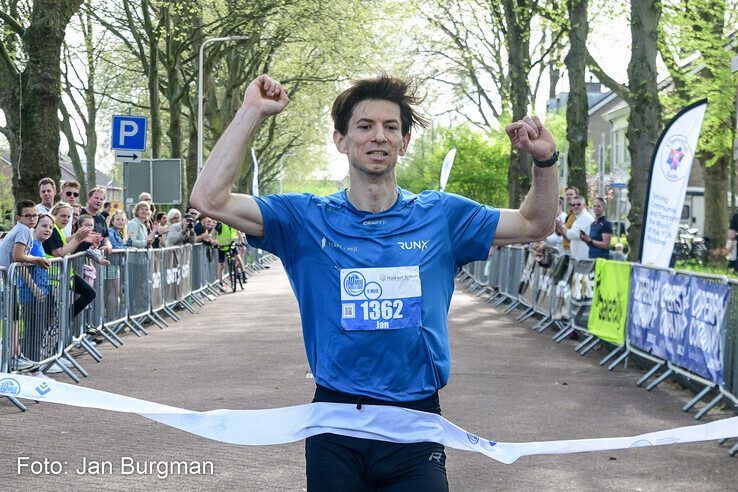 Willard Bredewold, winnaar van de 5 Mijl van Zwolle-Zuid bij de heren. - Foto: Jan Burgman