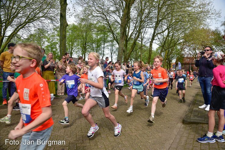 In beeld: Gezellig druk en veel deelnemers aan 10 Mijl van Zwolle-Zuid - Foto: Jan Burgman