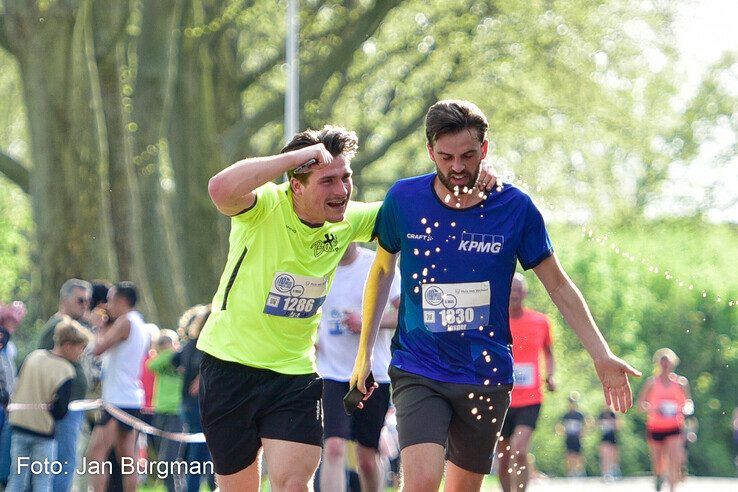 In beeld: Gezellig druk en veel deelnemers aan 10 Mijl van Zwolle-Zuid - Foto: Jan Burgman
