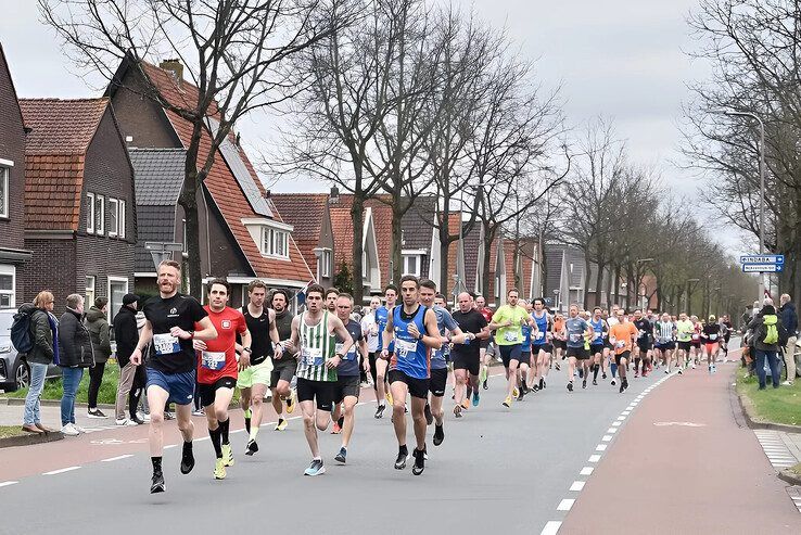 Hardlopers op de Nieuwe Deventerweg in 2023. - Foto: Jan Burgman