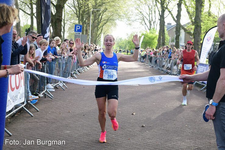 Bianca van den Belt, winnaar van de 10 Mijl van Zwolle-Zuid bij de dames. - Foto: Jan Burgman