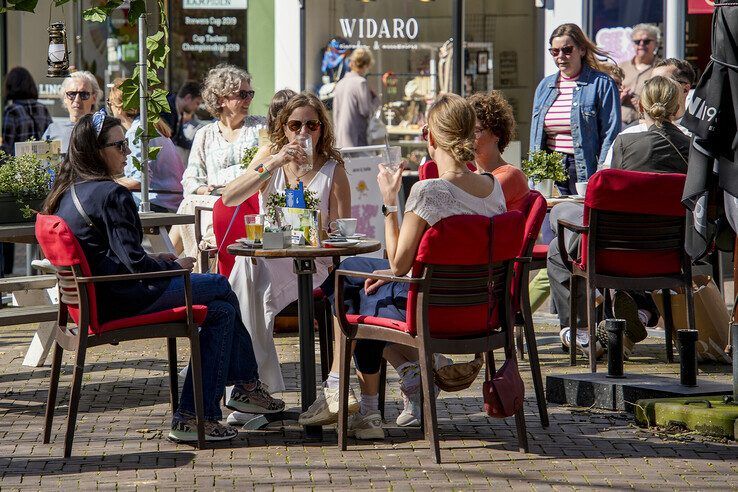 Zwollenaren genoten van de warme lentedag op het terras. - Foto: Obbe Bakker