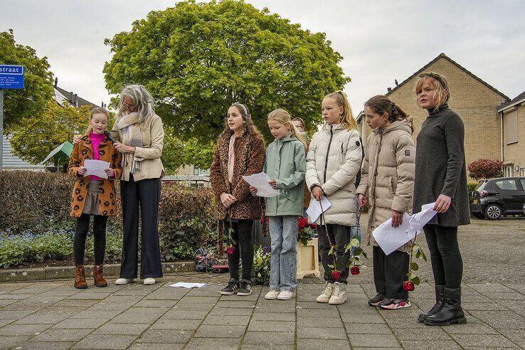In beeld: Leerlingen in Zwolle-Zuid herdenken bevrijding van de stad - Foto: Obbe Bakker
