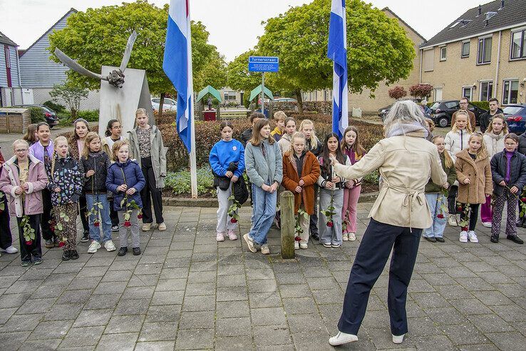 In beeld: Leerlingen in Zwolle-Zuid herdenken bevrijding van de stad - Foto: Obbe Bakker