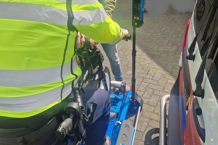Een agent met een fatbike op de rollerbank in Kampen. - Foto: Politie Basisteam IJsselland-Noord