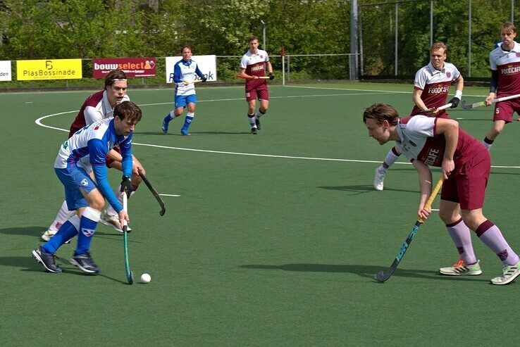 In beeld: HC Zwolle Heren gaat onderuit in Roden, dames pakken derde plek terug - Foto: Bob Koning