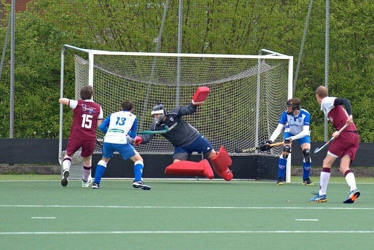 In beeld: HC Zwolle Heren gaat onderuit in Roden, dames pakken derde plek terug - Foto: Bob Koning