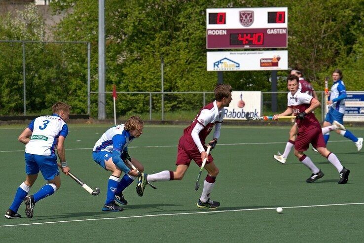 In beeld: HC Zwolle Heren gaat onderuit in Roden, dames pakken derde plek terug - Foto: Bob Koning