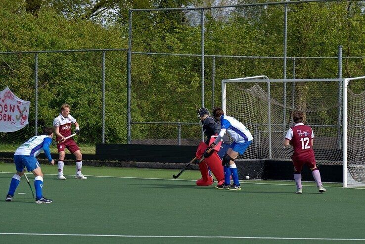 In beeld: HC Zwolle Heren gaat onderuit in Roden, dames pakken derde plek terug - Foto: Bob Koning