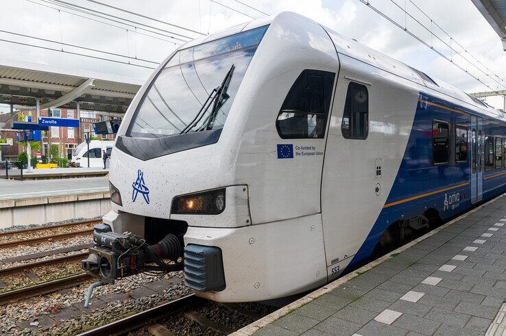 De testtrein van Arriva op het station in Zwolle. - Foto: Peter Denekamp