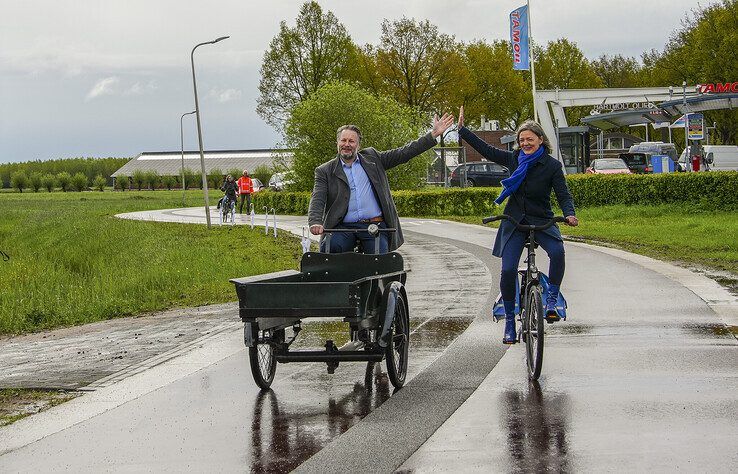 Martijn Dadema en Gerdien Rots openen fietsend  de vernieuwde fiessstraat. - Foto: Obbe Bakker