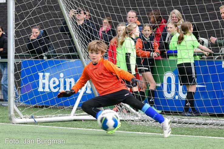 In beeld: Finaledag schoolvoetbal Zwolle - Foto: Jan Burgman