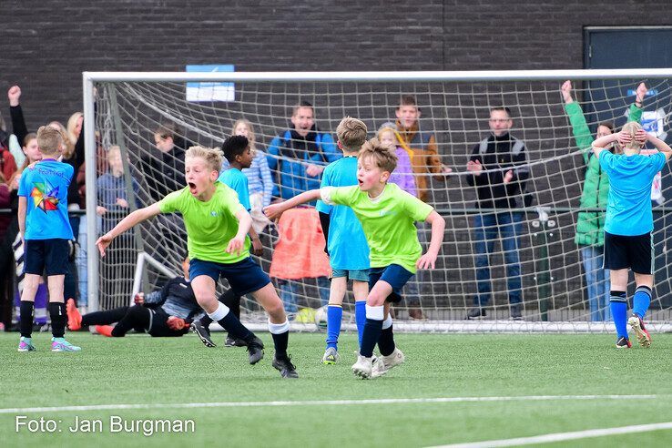 In beeld: Finaledag schoolvoetbal Zwolle - Foto: Jan Burgman