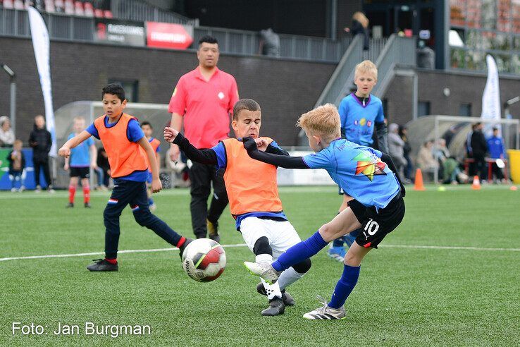 In beeld: Finaledag schoolvoetbal Zwolle - Foto: Jan Burgman