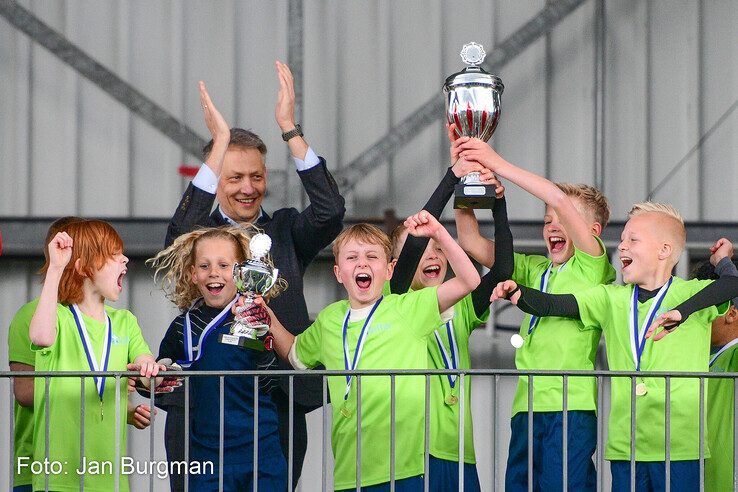 In beeld: Finaledag schoolvoetbal Zwolle - Foto: Jan Burgman